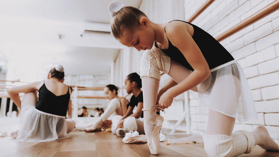 ballerinas-in-class.