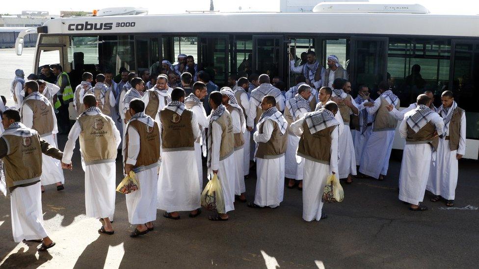 Released Houthi prisoners arrive in Sanaa after being released by the Saudi-led coalition fighting in Yemen (28 November 2019)