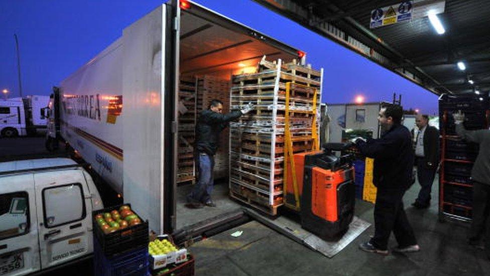 Vegetables being loaded on a truck in the Spanish region of Murcia (12 June 2008)