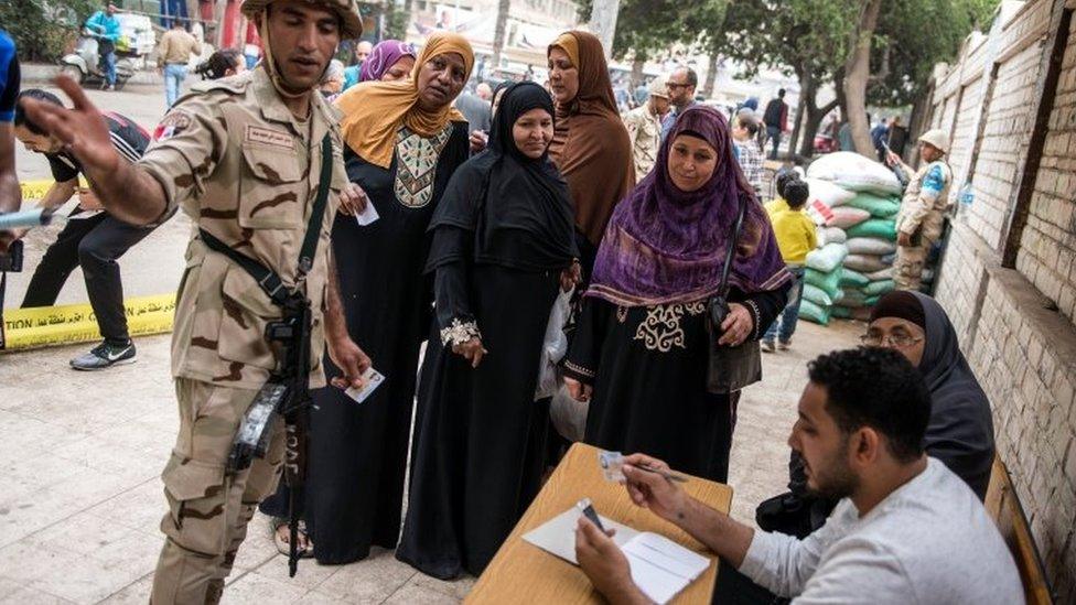 People wait to vote during the 2018 presidential election in Cairo, Egypt (28 March 2018)