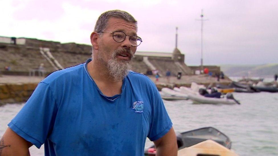 Dafydd Lewis o gwmni Dolphin Spotting Boat Trips