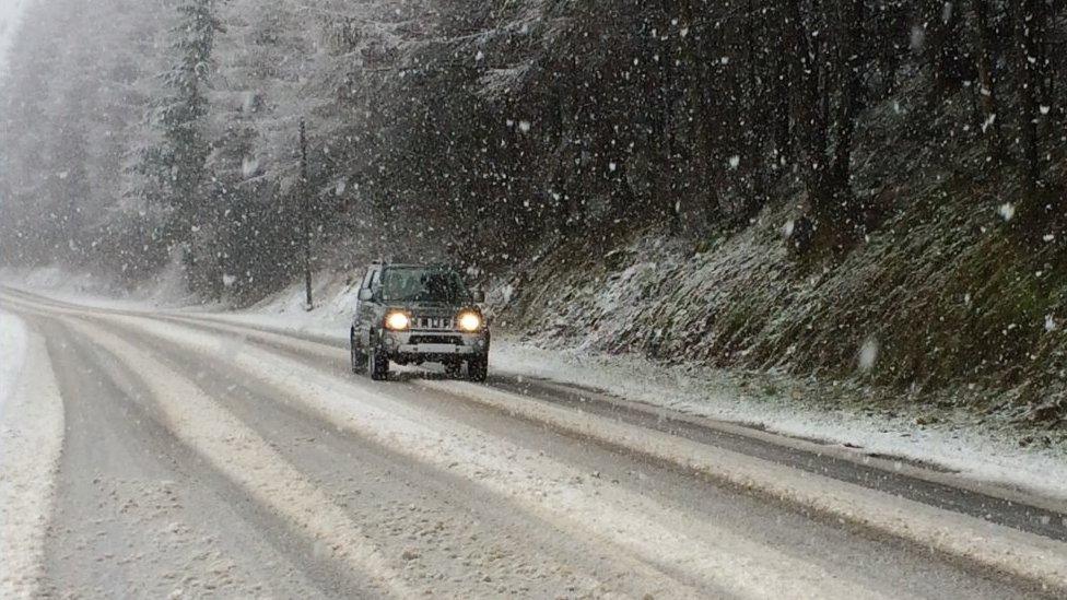 Eira ar ffordd rhwng Llanuwchllyn a Dolgellau ddydd Mawrth