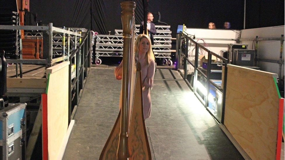 Unig yw bywyd telynores pan fod angen symud offeryn // It's not easy getting from one place to another when you've got to wheel a harp along