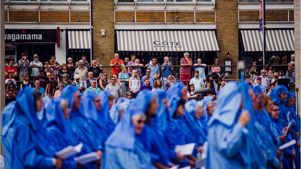 Mae golwg a theimlad yr Ŵyl yn wahanol iawn eleni // With it's city setting, the Eisteddfod 'maes' has a very different look and feel this year