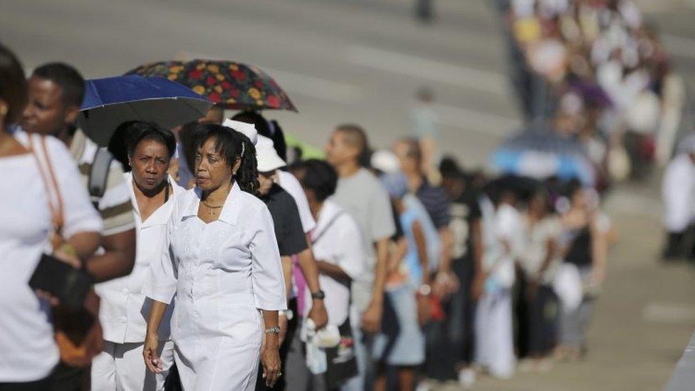 People stand in line to pay tribute to the late President Castro in Revolution Square (28 November 2016)