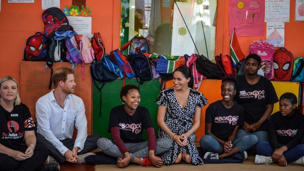 The- Duke- and -Duchess- of- Sussex- with- young- people- at- the- Justice- Desk.