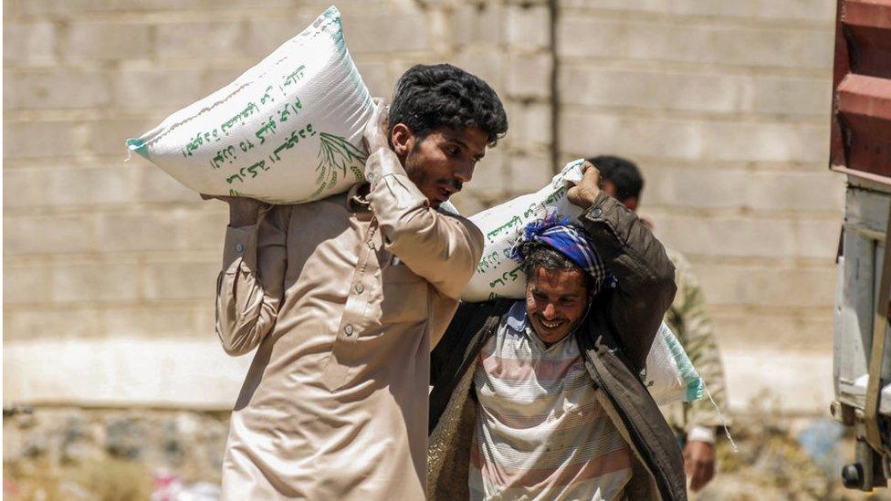 Displaced Yemenis carry sacks of food supplies on outskirts of Sanaa (16/03/17)