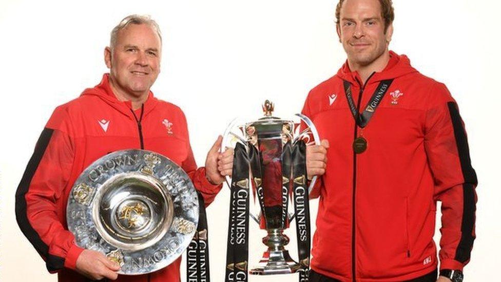 Wayne Pivac ac Alun Wyn Jones gyda thlysau pencampwriaeth y chwe gwlad