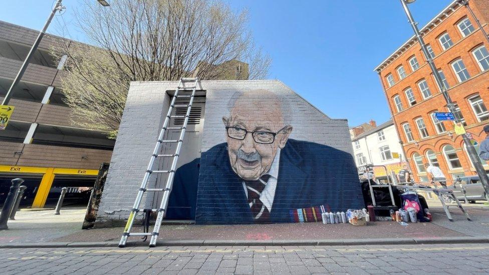 Captain Sir Tom Moore mural