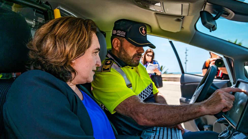 Mayor Ada Colau (L) with police, 4 Jun 18