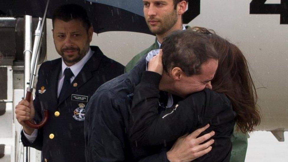 Antonio Pampliega embraces his sister after his arrival at Torrejo military airport after being released (08 May 2016)