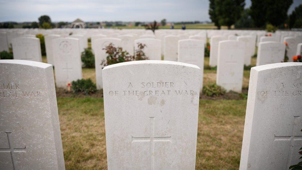 Headstones to unknown soldiers lay in rows in Tyne Cot cemetery