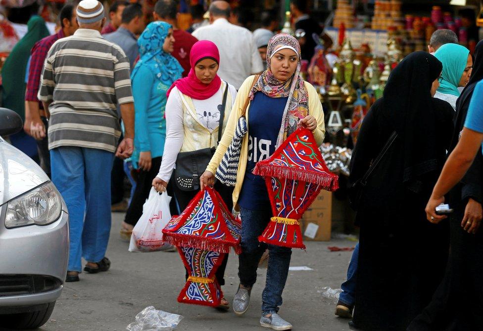Egyptian women carry traditional Ramadan lanterns called "fanous" ahead of the holy fasting month of Ramadan in Cairo, Egypt May 24, 2017.