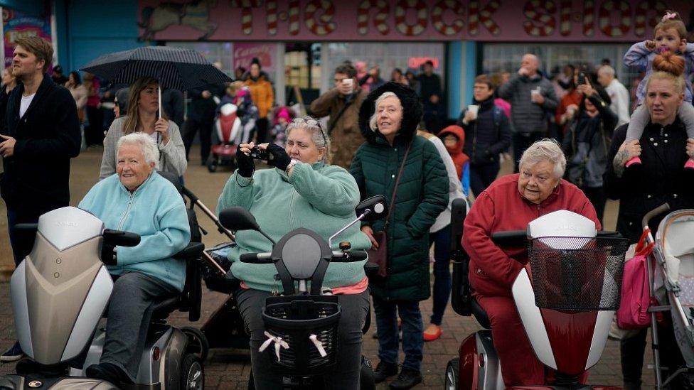 people watch on new brighton