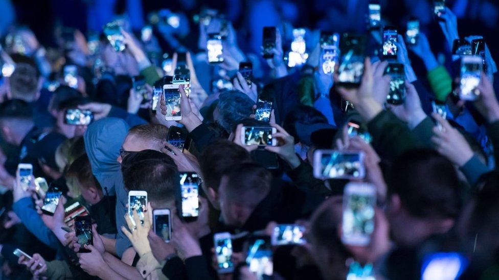 phones-at-gigs.