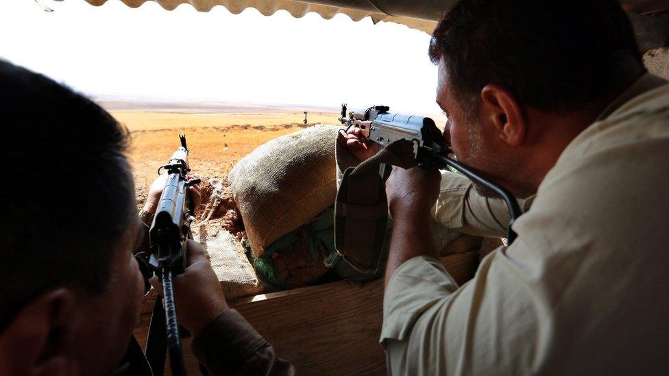 Kurdish Peshmerga fighters aim at frontline with Islamic State in northern Iraq (10 October 2016)