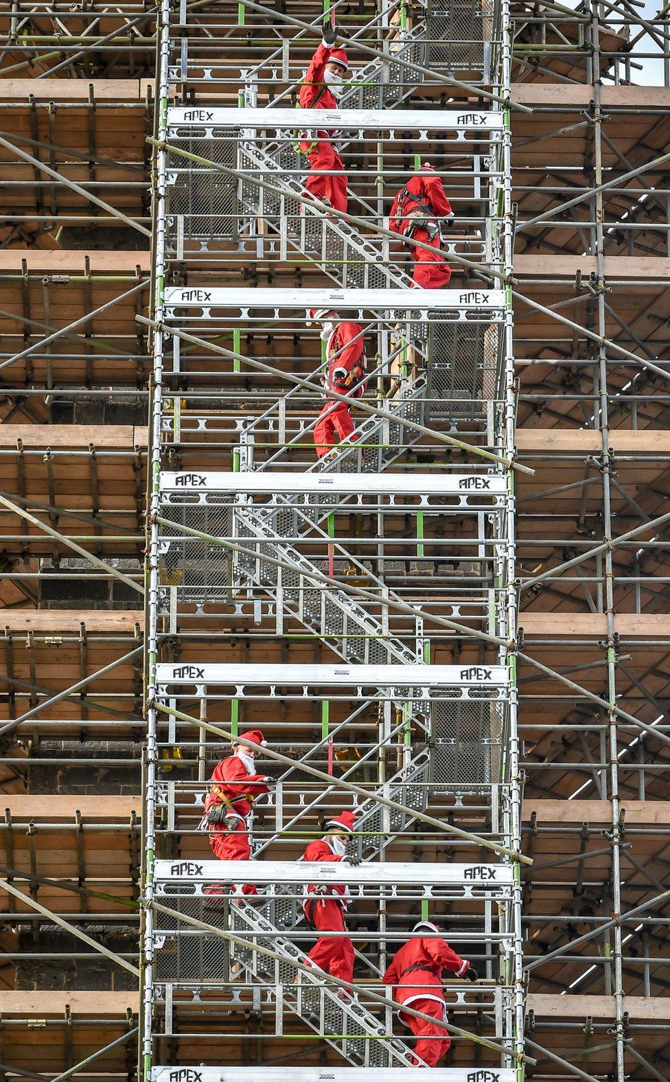 Santas erecting scaffolding around the Wellington Monument