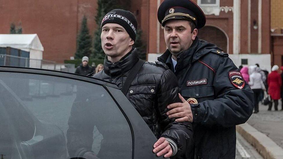 Ildar Dadin being escorted by official (file pic by Alexander Baroshin)