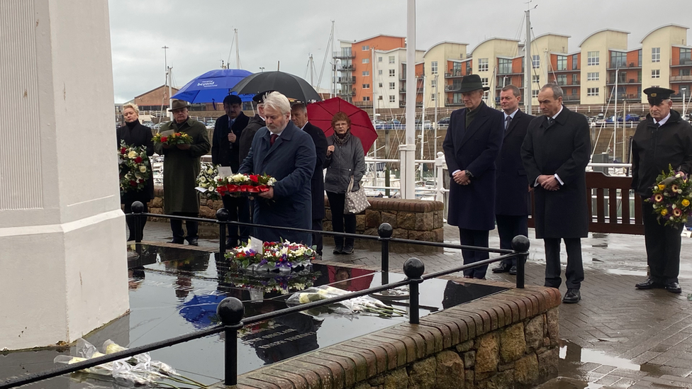 Timothy Le Cocq laying a wreath at Lighthouse memorial