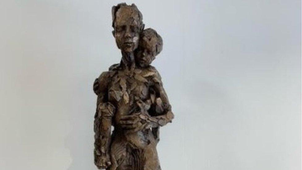 The sculpture of a mother and child