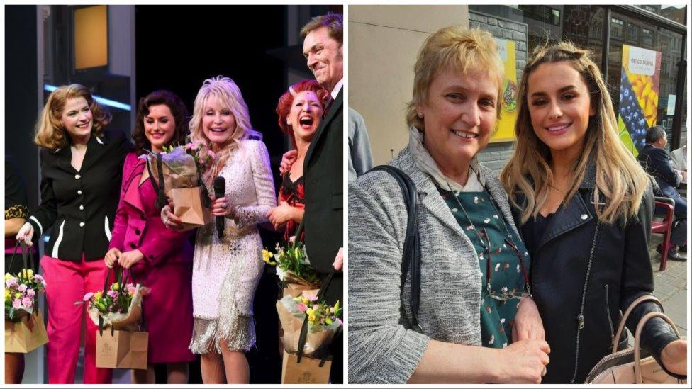 Dolly Parton gyda Amber Davies (chwith i Dolly Parton) ar ddiwedd perfformiad o 9 To 5: The Musical // Yno i gefnogi ac i wylio ei chyn ddisgybl oedd Leah Owen - llun o Leah ac Amber ar ôl y sioe