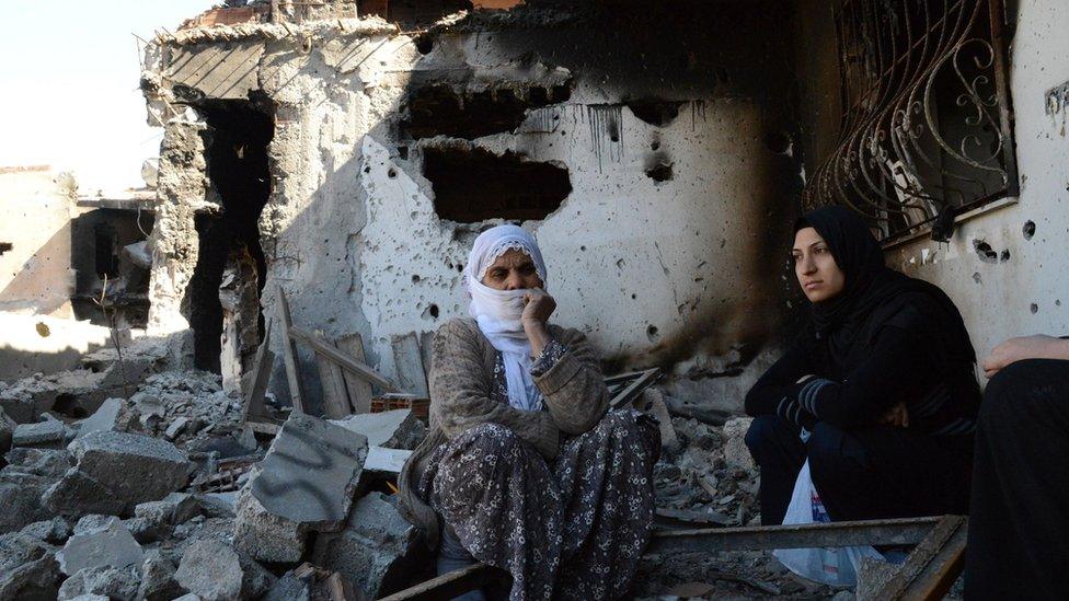 Women in ruins of Cizre, 2 Mar 16