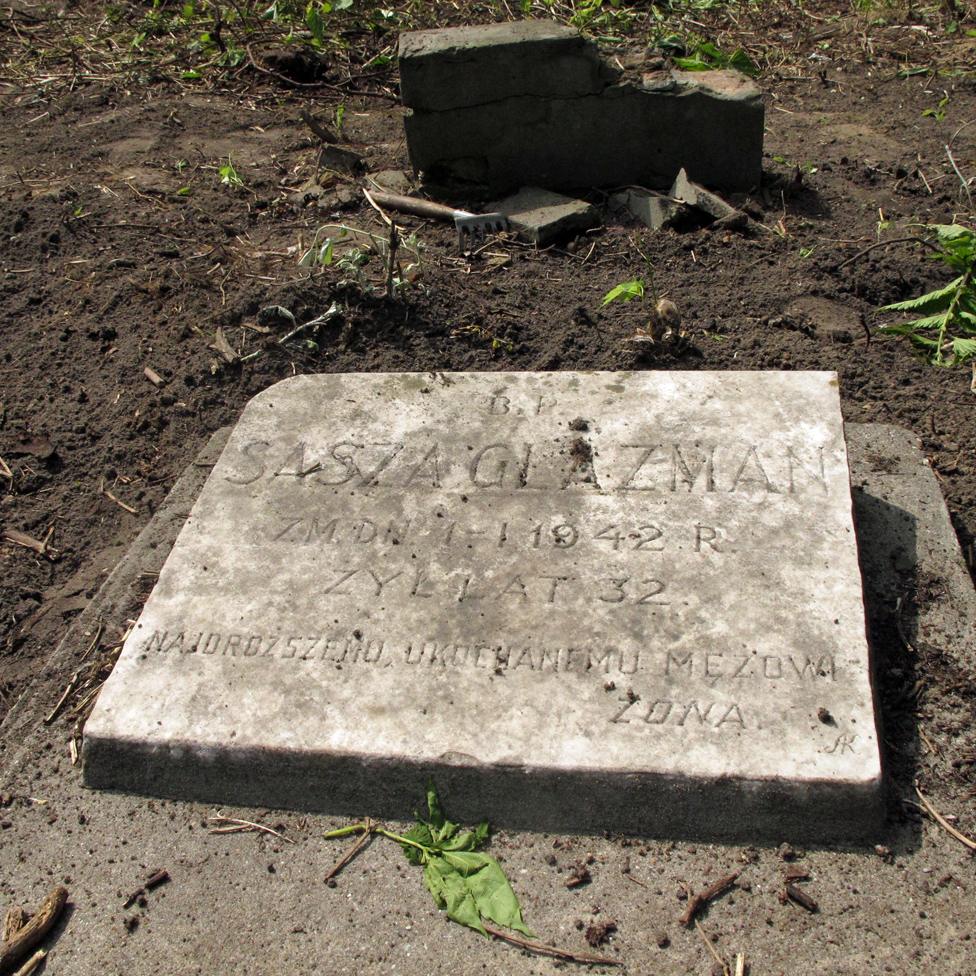 The gravestone of Warsaw ghetto resident Sasza Glazman who died in 1942