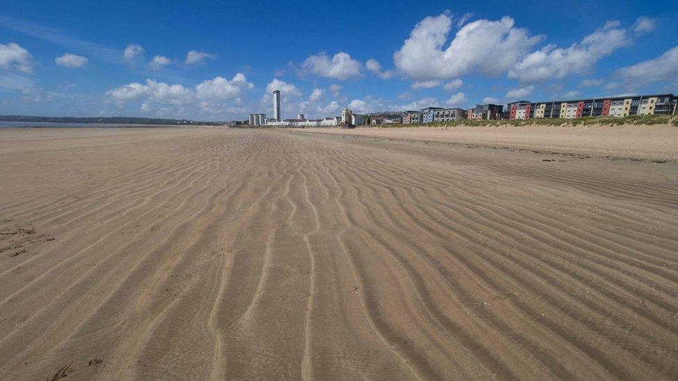 Swansea seafront by Gareth Lovering