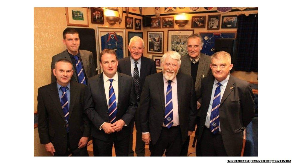 Walter Mac a' Ghobhainn le buill bho Club Rangers Leòdhas agus na Hearadh.