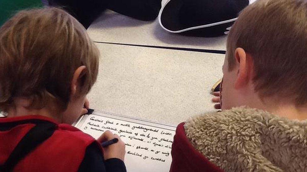 Mae 'na gryn ganolbwyntio ar y dasg yn Ysgol y Berllan Deg!