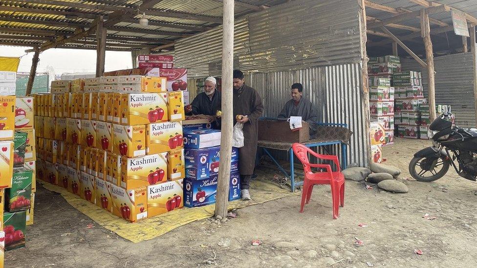 A fruit market in Pulwama