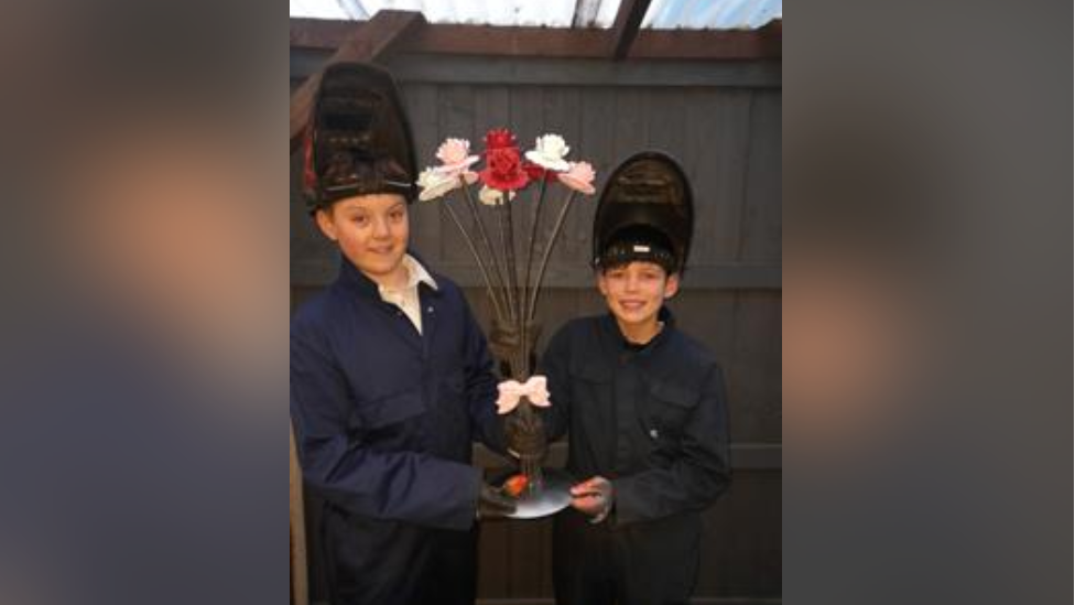 The pair designed and created a bouquet of eight pink, red and white steel roses with a symbolic robin made from a spoon and fork, tied together with a pink metal ribbon