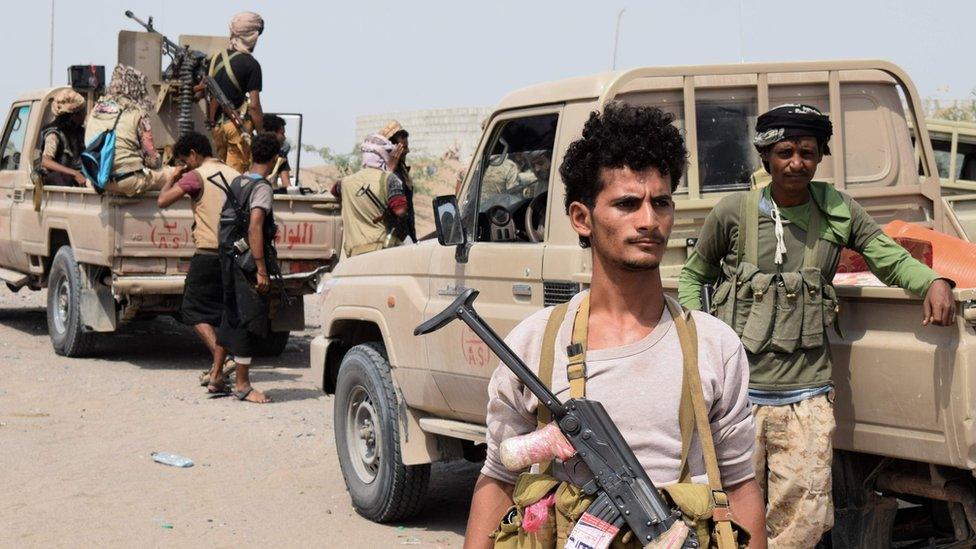 Yemeni pro-government fighters advance towards the rebel-held port city of Hudaydah (6 November 2018)