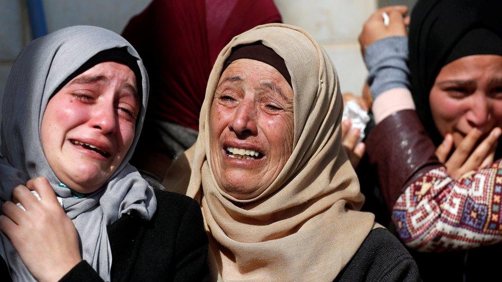 Relatives of Hamdi Taleb Naasan mourn during his funeral in al-Mughayyir (27 January 2019)