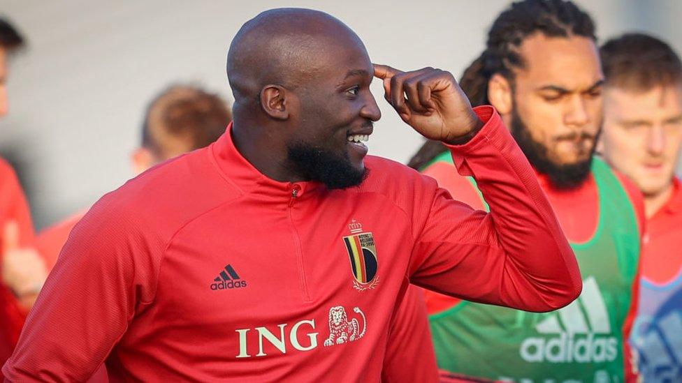 Mae Romelu Lukaku wedi sgorio mwy o goliau rhyngwladol (57) na garfan Cymru gyda'i gilydd (56)