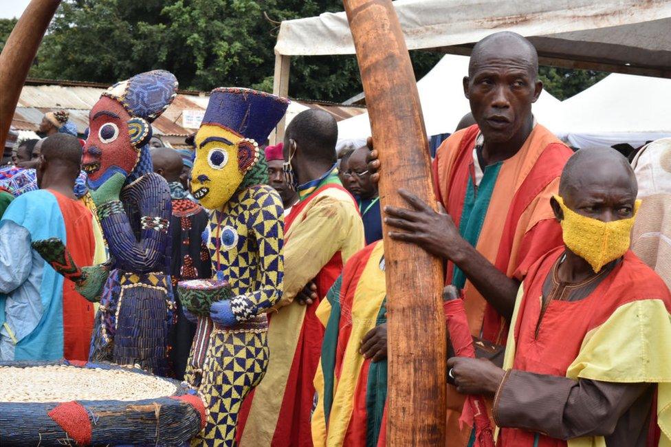 People of Bamoun prepare the throne of Mfonrifum Nabil Mbombo Njoya .