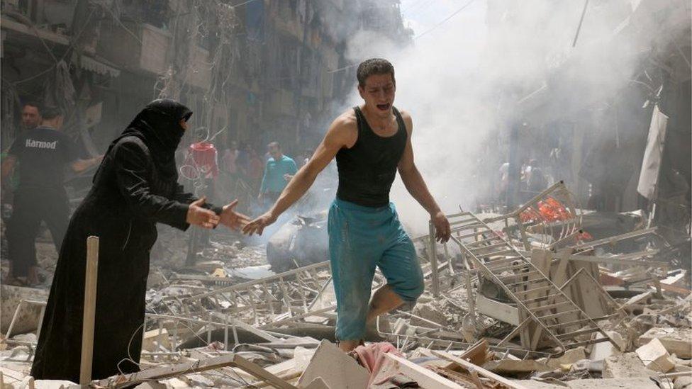 Syrians clamber through rubble in Aleppo (28/04/16)