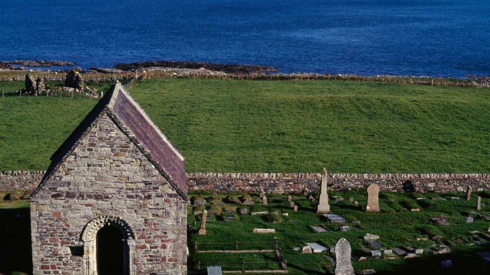 Reilig Òdhrain, Eilean Ì