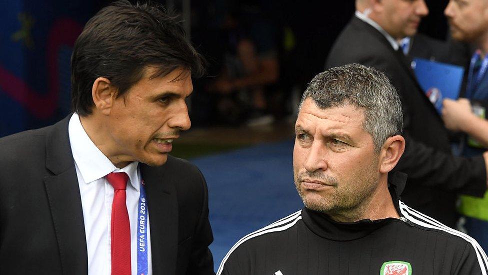 Chris Coleman ac Osian Roberts