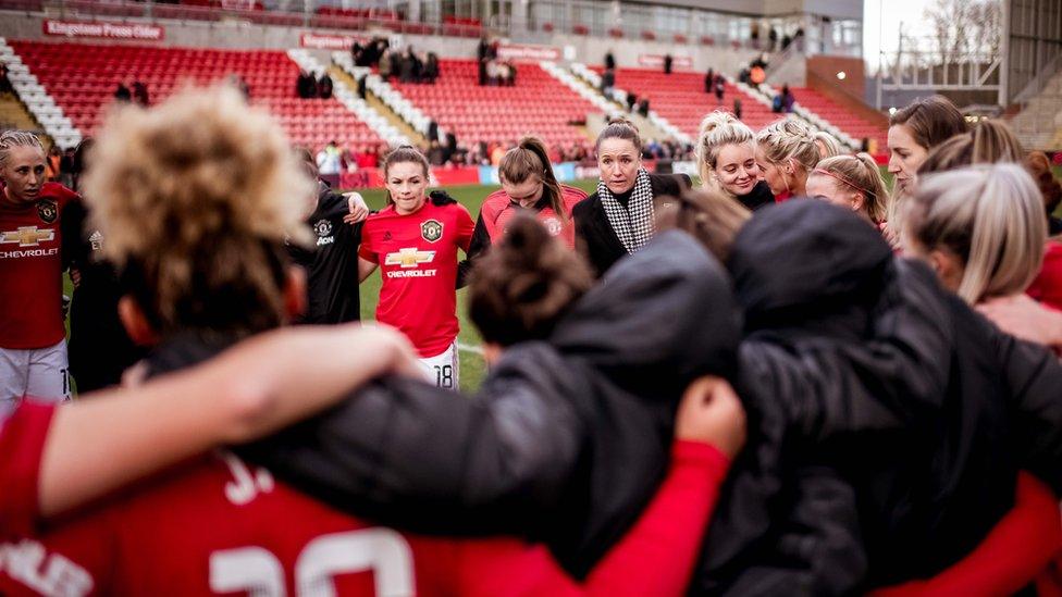 Man Utd team in a huddle.