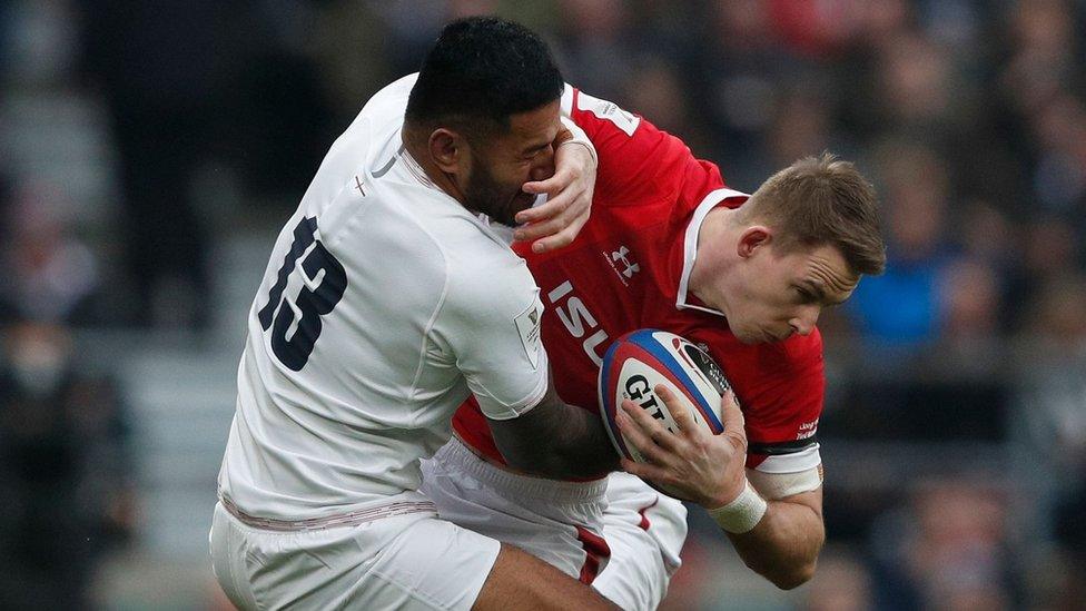 Manu Tuilagi yn taclo Liam Williams