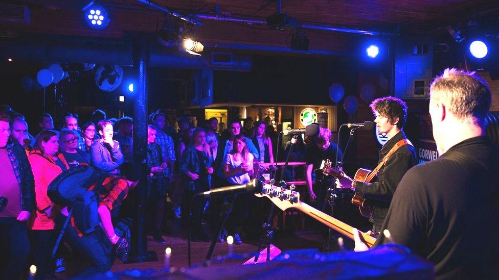 Dan Bettridge performs at Clwb Ifor Bach in 2015