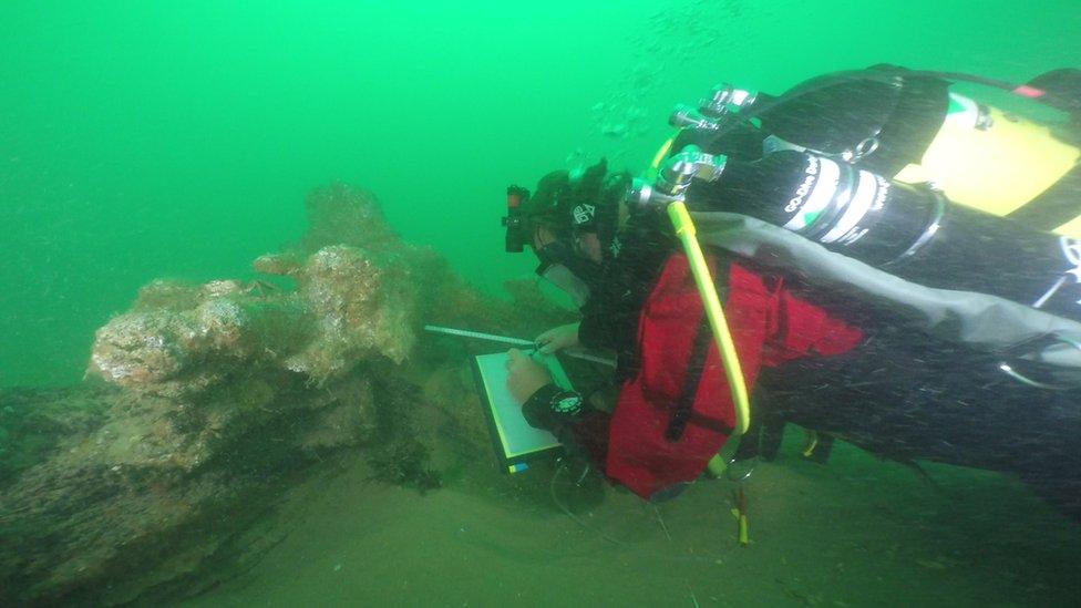 A diver making drawings of the wreck of the Rooswijk in 2016