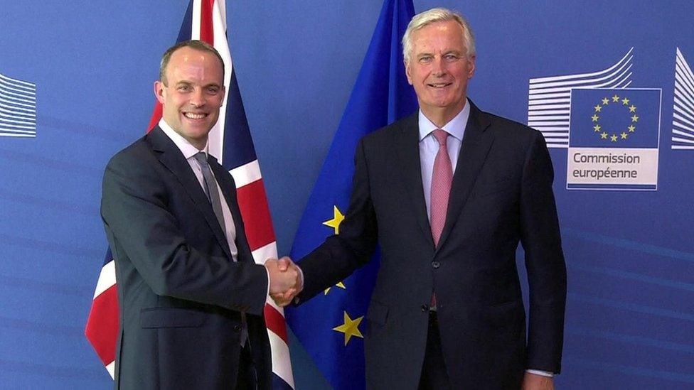 Dominic Raab (l) and Michel Barnier