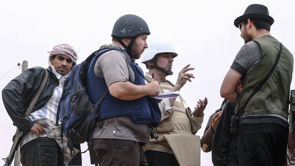 American journalist Steven Sotloff (Center with black helmet) talks to Libyan rebels on the Al Dafniya front line,