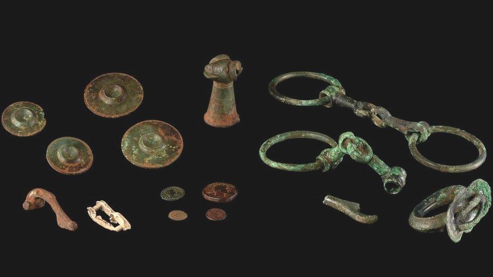 Sixteen artefacts from the Iron Age and Roman time