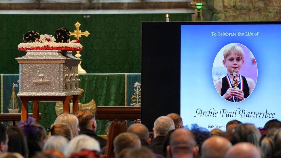 Archie's coffin was adorned with a wreath that had boxing gloves as part of it