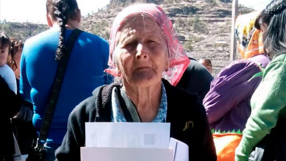 Ernestina Díaz holds her primary school certificate. Mexico, September 2019