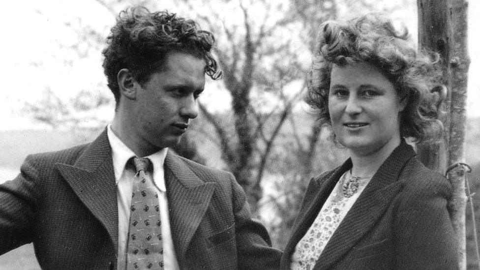 Dylan Thomas a Cailtin Mcnamara yn fuan wedi priodi