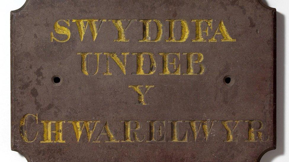 "O'r cyfnod 1980 - 1989 dwi wedi dewis gwrthrych a gasglwyd ym 1987, sef plac llechen gyda'r geiriau 'Swyddfa Undeb y Chwarelwyr'"